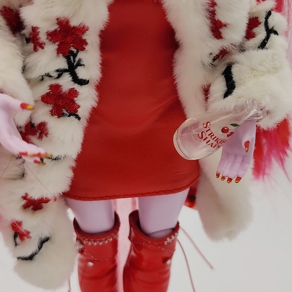 Rainbow/Shadow High Rosie Red Red-Haired Fashion Doll with‎ Floral Coat